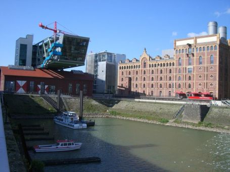 Düsseldorf : Medienhafen, am Ende des Hafenbeckens links das PEC ( Wolkenbügel ), rechts die Alte Mälzerei die unter Denkmalschutz steht.